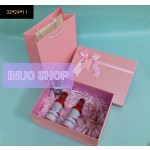 Caja con bolsa para regalo con lazo rosa